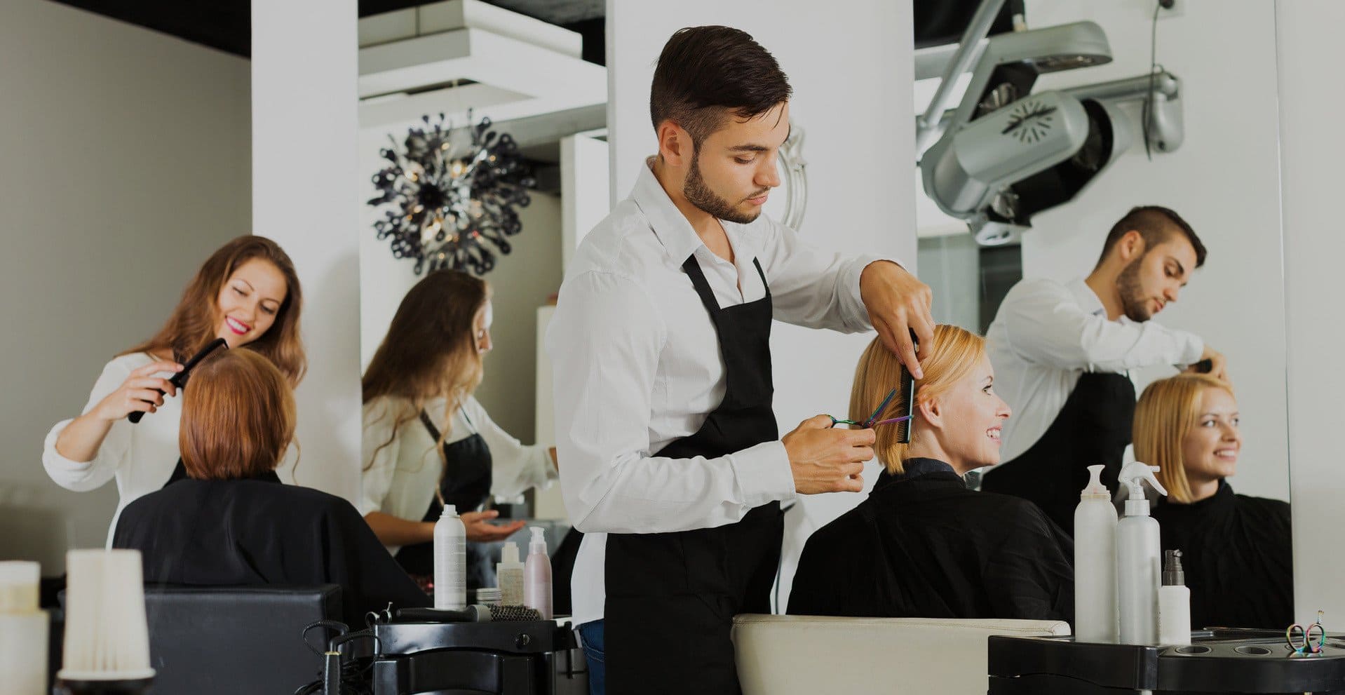 Un coiffeur doit-il privilégier la personne physique ou la personne morale pour une création ?